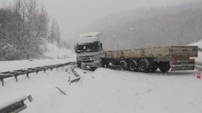 Bursa’da kayan TIR yolu kapattı! Uzun araç kuyrukları oluştu