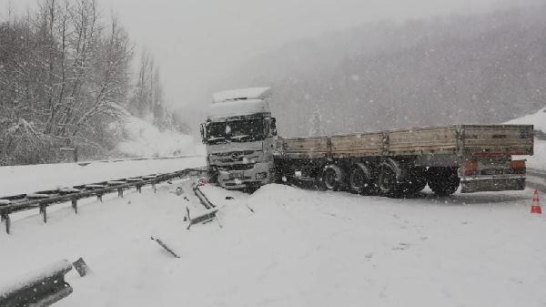 Bursa’da kayan TIR yolu kapattı! Uzun araç kuyrukları oluştu