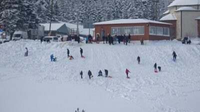 Uludağ’da günübirlikçilerin kayak keyfi