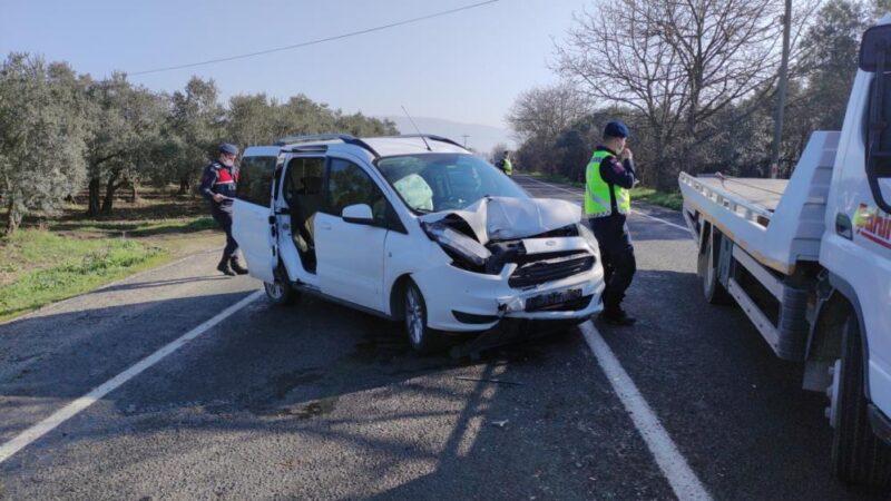 Bursa’da feci kaza! Kafa kafaya çarpıştılar Bursa’nın Orhangazi ilçesinde meydana gelen trafik kazasında 4 kişi yaralandı.