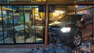 Yer: Bursa… Aracını park etmeye çalışırken kafeye girdi! O anlar kamerada