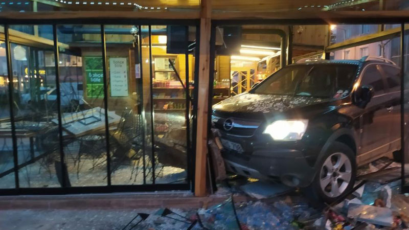 Yer: Bursa… Aracını park etmeye çalışırken kafeye girdi! O anlar kamerada