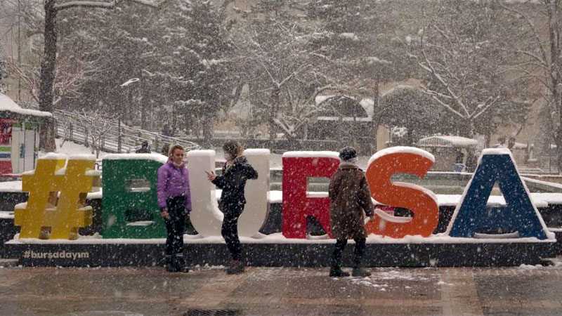 Bursalılar yoğun kar yağışının keyfini çıkardı