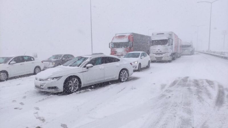 Otobandaki kazalar trafiği aksattı Gebze-Orhangazi-İzmir Otoyolu'nda meydana gelen iki trafik kazası, otoyolun İstanbul istikameti