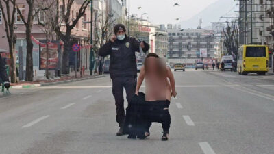 Heykel’de şoke eden görüntü! Çıplak kadın paniği…