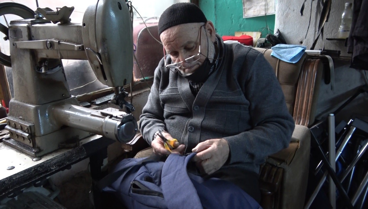 65 yıldır değerli çantaları çöpe gitmekten kurtarıyor