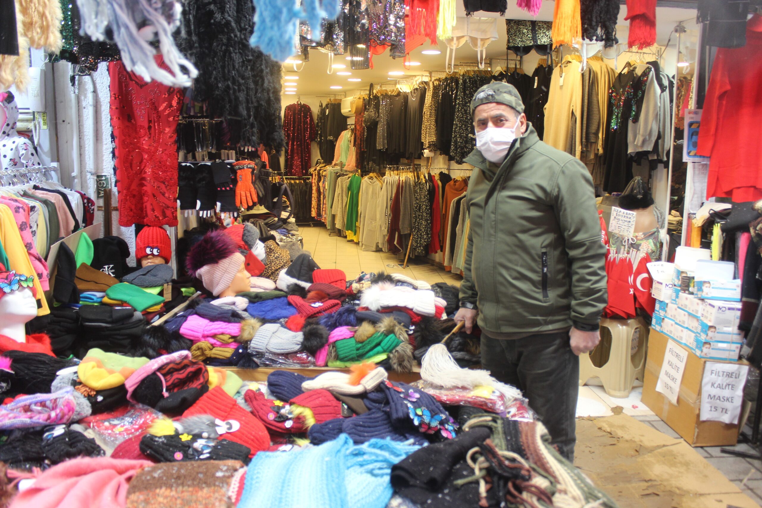 Bursalı esnaf dükkanı kapatıp koşarak evine gidiyor