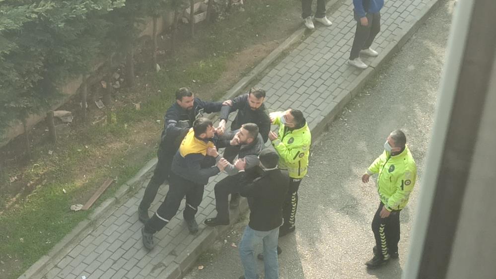 Bursa’dan akıl almaz görüntüler! Polise saldırı…