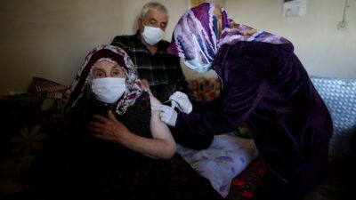 Cumhurbaşkanı Erdoğan’ın elini öptüğü Şahizar nine korona aşısı oldu