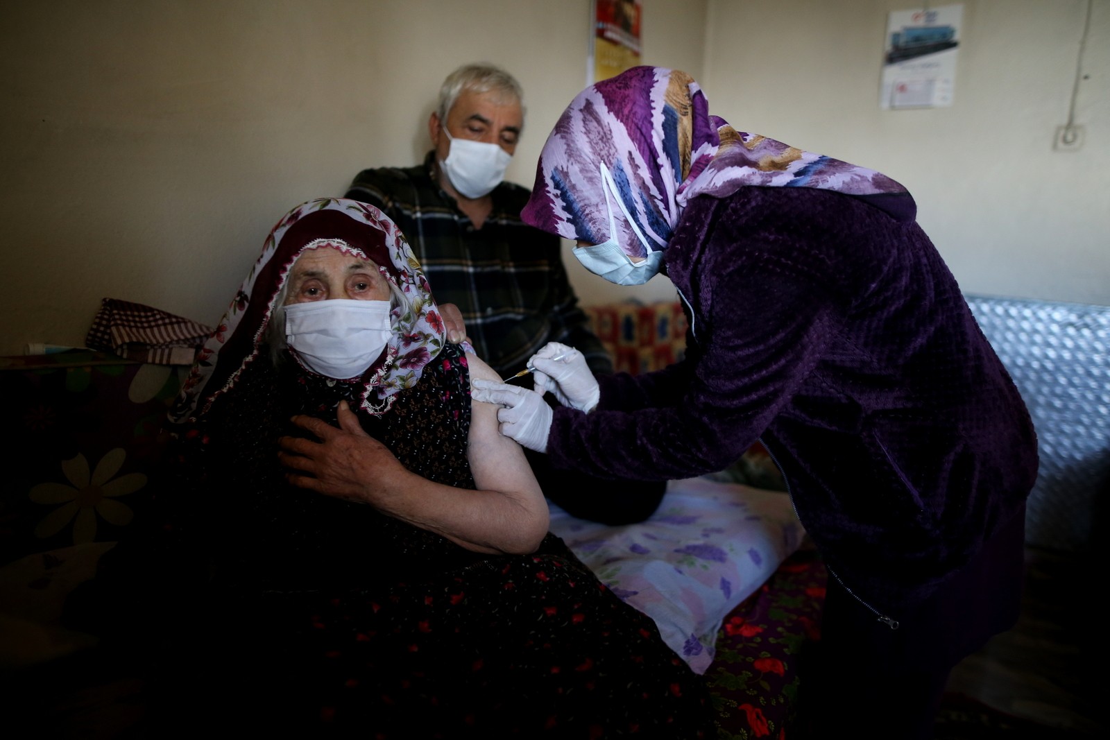 Cumhurbaşkanı Erdoğan’ın elini öptüğü Şahizar nine korona aşısı oldu