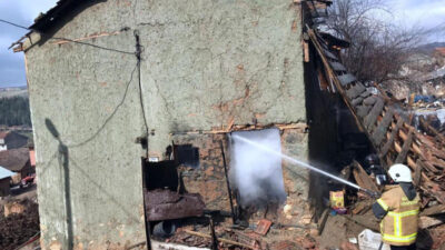 Bursa’da 2 katlı ev küle döndü