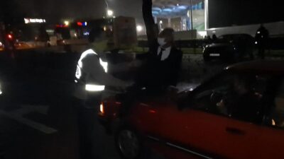 Bursa’da polisin zor anları! Aracını bağlatmamak için…