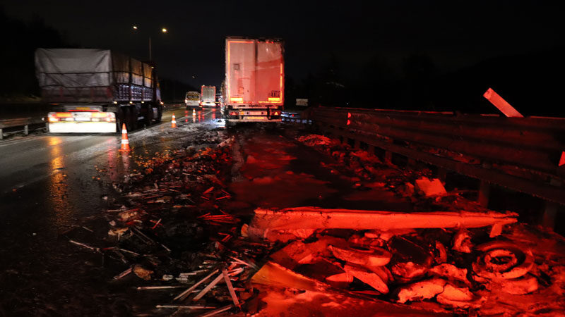 Bursa-İstanbul Karayolunda seyir halindeyken motor kısmında yangın çıkan kimyasal yüklü