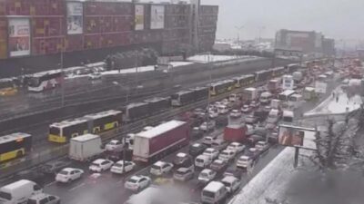 Kar nedeniyle trafik durdu