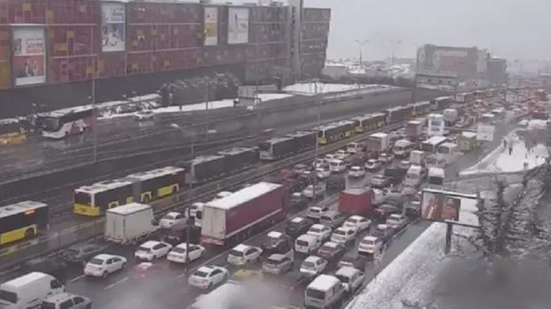 Kar nedeniyle trafik durdu