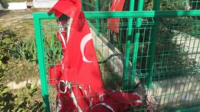 Şehitlerin mezarına alçak saldırı