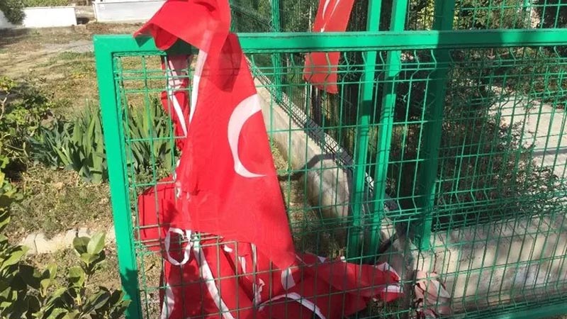 Şehitlerin mezarına alçak saldırı