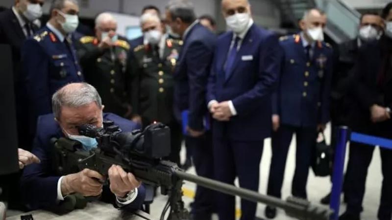 450 metre uzaklıktaki hedefi tek atışta vurdu