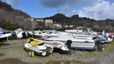 Yediemin otoparkı, kaçak göçmenlerin tekneleriyle doldu