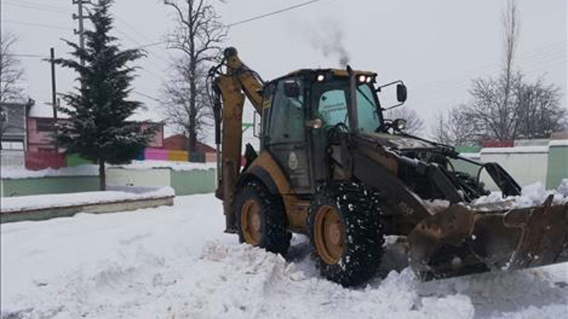 Okul servis güzergahları kardan temizlendi