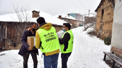 Karlı yolları aşıp yardım ulaştırdılar