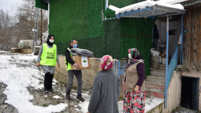 Karlı yollar aşıldı, yardımlar ulaştırıldı