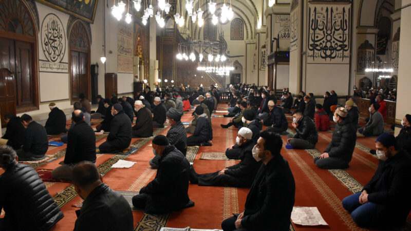 Bursa'da Türkiye Gençlik Vakfı (TÜGVA) öncülüğünde düzenlenen programda gençler sabah