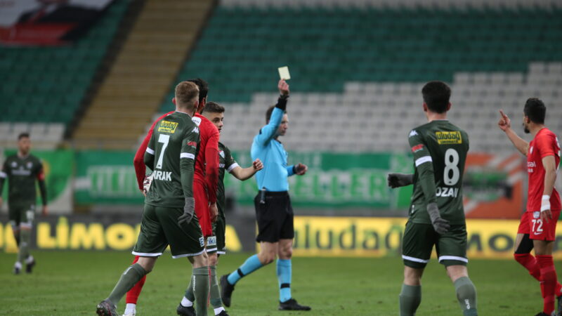 Bursaspor'un eski futbolcularından Ali Tandoğan'ın çalıştırdığı Tuzlaspor cephesinde maç sonunda