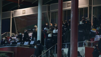 Balıkesirspor-Bursaspor maçının ilkyarsında protokol tribünü resmen karıştı... Bursaspor Başkanı Erkan