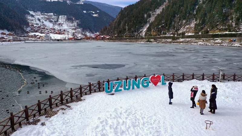 Her mevsim ayrı güzel! Buz tutan Uzungöl günübirlik tatilcilerin ilgi odağı oldu