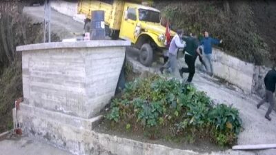 Kamyonu kurtarırken altında kalacaklardı