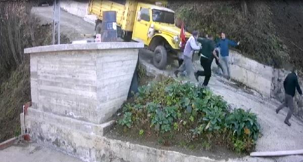 Kamyonu kurtarırken altında kalacaklardı