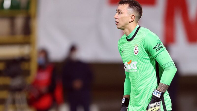 Galatasaray, Uruguaylı file bekçisi Fernando Muslera ile masaya oturuyor. Sarı-kırmızılılar