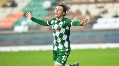 Bursaspor ile sözleşmesi sona erdikten sonra E.Frankfurt ile 4 yıllık