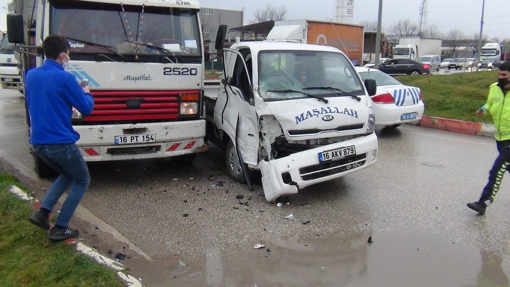 Bursa’da aynı kavşakta yine kaza: 1 yaralı