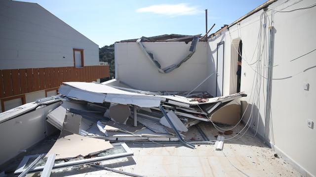 Ayvalık’ı da dolu ve hortum vurdu