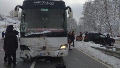 Bursa’da voleybol takımını taşıyan otobüs kaza yaptı