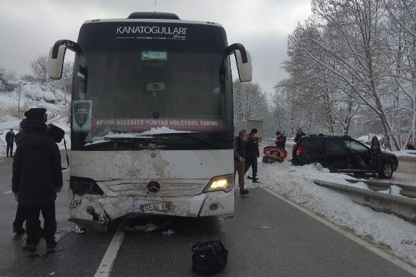 Bursa’da voleybol takımını taşıyan otobüs kaza yaptı Bursa’da voleybol takımını taşıyan otobüs kaza yaptı