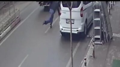 Bursa’da kamyonetin açık kalan kapısı yayaya çarptı