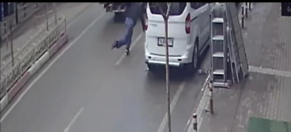 Bursa’da kamyonetin açık kalan kapısı yayaya çarptı