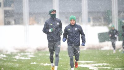Bursaspor ara vermedi! Kar yağışı altında antrenman…