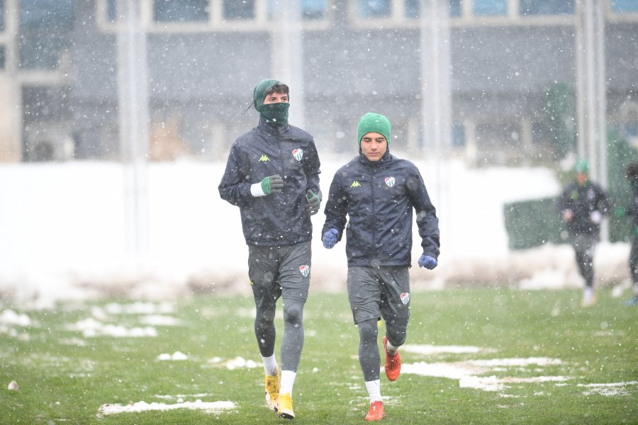 Bursaspor ara vermedi! Kar yağışı altında antrenman…