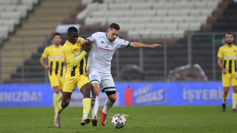 Koronavirüs nedeniyle kadro kurmakta sıkıntı yaşayan Bursaspor'u, Menemenspor maçından da