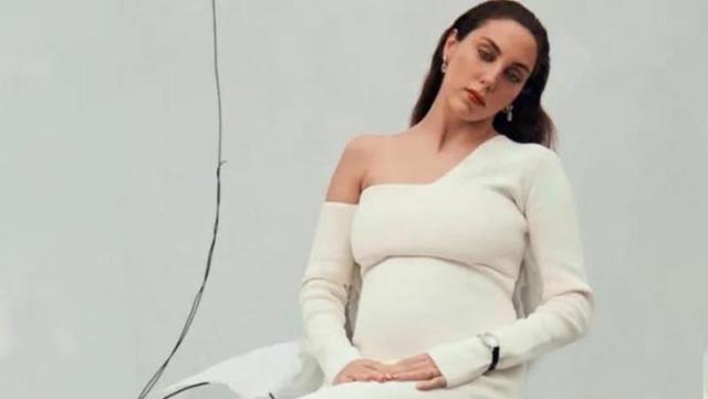 Karnı burnunda pozları sosyal medyayı salladı Karnı burnunda pozları sosyal medyayı salladı