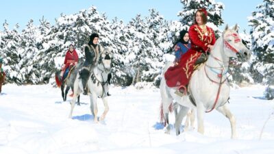 Karla kaplı ormanda atlı safari…