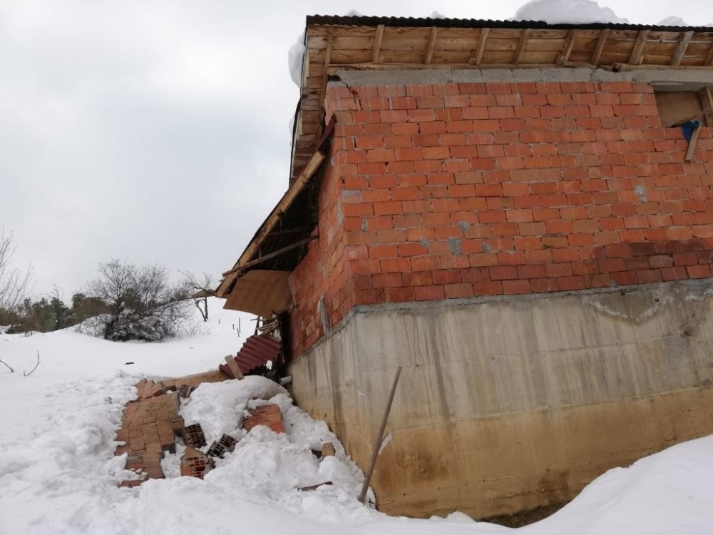 Bursa’da ahırın çatısı çöktü! Hayvanlar son anda kurtuldu
