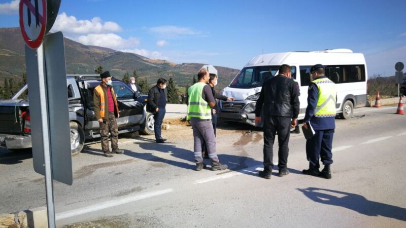 Bursa’da servis aracı kaza yaptı Bursa’nın İznik ilçesinde engelli öğrencileri taşıyan servis aracı kamyonet ile