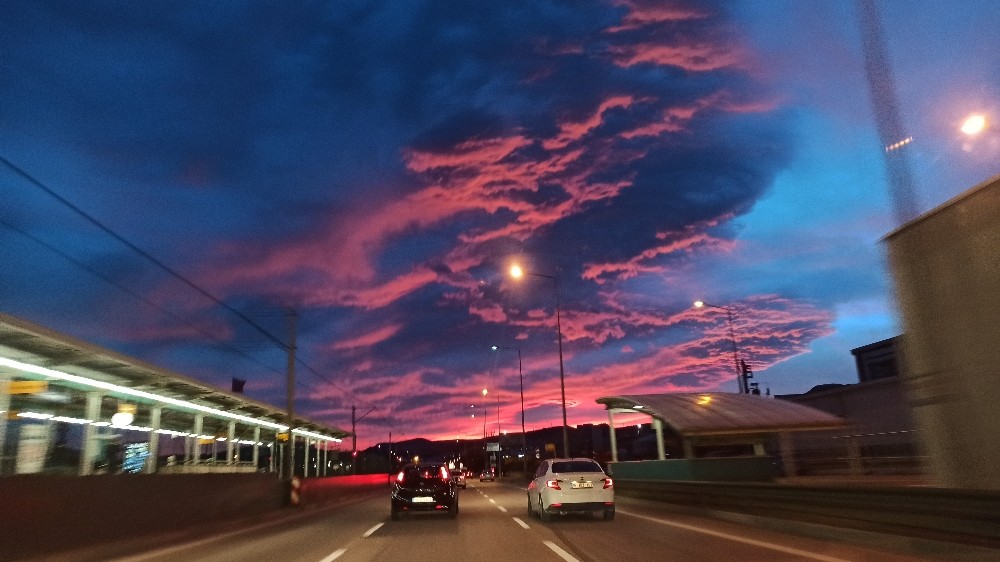 Bursa’da gökyüzü kızıla boyandı