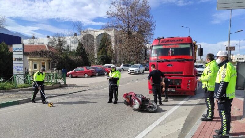 Bursa’da kamyonun çarptığı motosiklet sürücüsü yaralandı.
