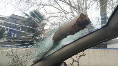 Yer: Bursa… Otomobilin camına ok gibi saplandı